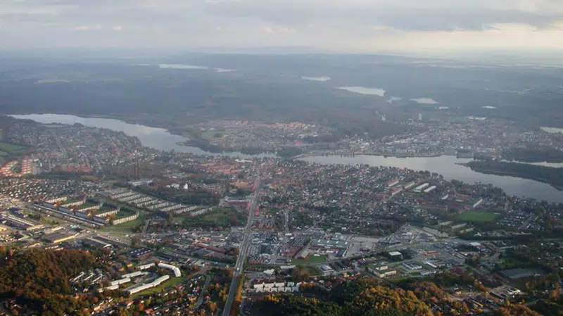 Luftfoto der viser Silkeborg Langsø I forgrunden og i baggrunden skimtes fra højre Almind Sø, Brassø, Borresø og længst borte Julsø